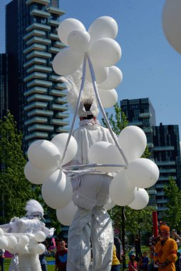 Çağdaş sirk ve sokak tiyatrosunun üç günlük festivali olan BAM Circus, Biblioteca degli Alberi 'nin çimlerine geri döndü.