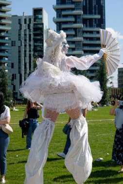 Çağdaş sirk ve sokak tiyatrosunun üç günlük festivali olan BAM Circus, Biblioteca degli Alberi 'nin çimlerine geri döndü.