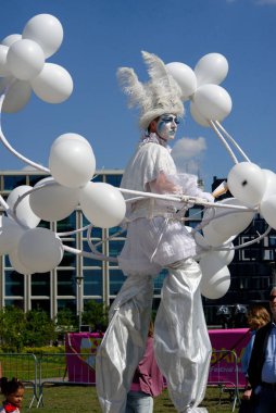 Çağdaş sirk ve sokak tiyatrosunun üç günlük festivali olan BAM Circus, Biblioteca degli Alberi 'nin çimlerine geri döndü.