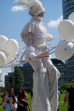 Çağdaş sirk ve sokak tiyatrosunun üç günlük festivali olan BAM Circus, Biblioteca degli Alberi 'nin çimlerine geri döndü.