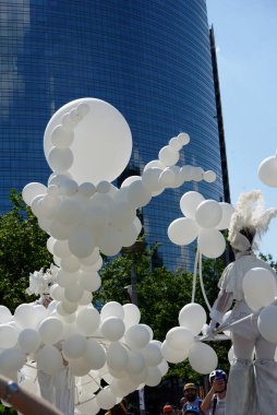Çağdaş sirk ve sokak tiyatrosunun üç günlük festivali olan BAM Circus, Biblioteca degli Alberi 'nin çimlerine geri döndü.