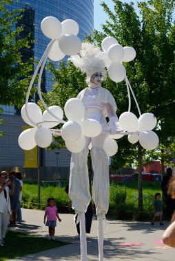 Çağdaş sirk ve sokak tiyatrosunun üç günlük festivali olan BAM Circus, Biblioteca degli Alberi 'nin çimlerine geri döndü.
