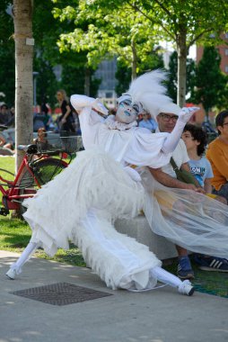 Çağdaş sirk ve sokak tiyatrosunun üç günlük festivali olan BAM Circus, Biblioteca degli Alberi 'nin çimlerine geri döndü.