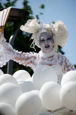 Çağdaş sirk ve sokak tiyatrosunun üç günlük festivali olan BAM Circus, Biblioteca degli Alberi 'nin çimlerine geri döndü.