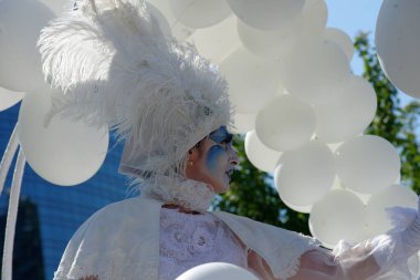 Çağdaş sirk ve sokak tiyatrosunun üç günlük festivali olan BAM Circus, Biblioteca degli Alberi 'nin çimlerine geri döndü.