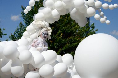 Çağdaş sirk ve sokak tiyatrosunun üç günlük festivali olan BAM Circus, Biblioteca degli Alberi 'nin çimlerine geri döndü.