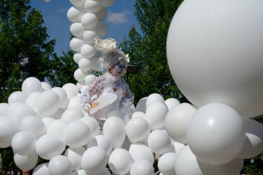 Çağdaş sirk ve sokak tiyatrosunun üç günlük festivali olan BAM Circus, Biblioteca degli Alberi 'nin çimlerine geri döndü.