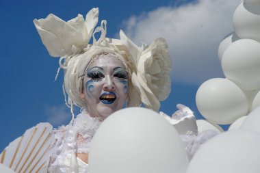 Çağdaş sirk ve sokak tiyatrosunun üç günlük festivali olan BAM Circus, Biblioteca degli Alberi 'nin çimlerine geri döndü.
