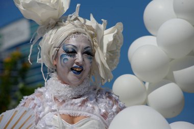 Çağdaş sirk ve sokak tiyatrosunun üç günlük festivali olan BAM Circus, Biblioteca degli Alberi 'nin çimlerine geri döndü.