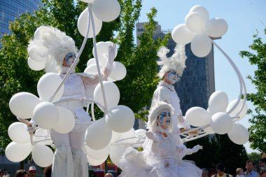 Çağdaş sirk ve sokak tiyatrosunun üç günlük festivali olan BAM Circus, Biblioteca degli Alberi 'nin çimlerine geri döndü.