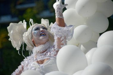 Çağdaş sirk ve sokak tiyatrosunun üç günlük festivali olan BAM Circus, Biblioteca degli Alberi 'nin çimlerine geri döndü.