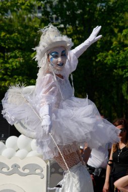 Çağdaş sirk ve sokak tiyatrosunun üç günlük festivali olan BAM Circus, Biblioteca degli Alberi 'nin çimlerine geri döndü.