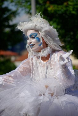 Çağdaş sirk ve sokak tiyatrosunun üç günlük festivali olan BAM Circus, Biblioteca degli Alberi 'nin çimlerine geri döndü.