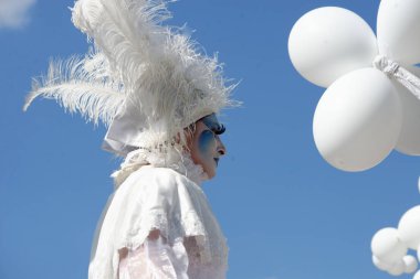 Çağdaş sirk ve sokak tiyatrosunun üç günlük festivali olan BAM Circus, Biblioteca degli Alberi 'nin çimlerine geri döndü.
