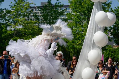 Çağdaş sirk ve sokak tiyatrosunun üç günlük festivali olan BAM Circus, Biblioteca degli Alberi 'nin çimlerine geri döndü.