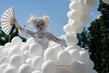 Çağdaş sirk ve sokak tiyatrosunun üç günlük festivali olan BAM Circus, Biblioteca degli Alberi 'nin çimlerine geri döndü.