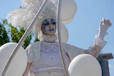 Çağdaş sirk ve sokak tiyatrosunun üç günlük festivali olan BAM Circus, Biblioteca degli Alberi 'nin çimlerine geri döndü.