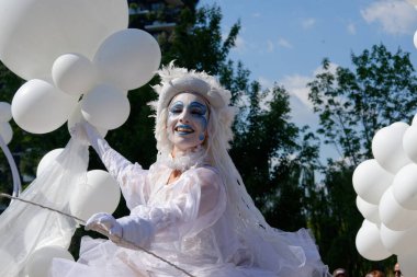Çağdaş sirk ve sokak tiyatrosunun üç günlük festivali olan BAM Circus, Biblioteca degli Alberi 'nin çimlerine geri döndü.