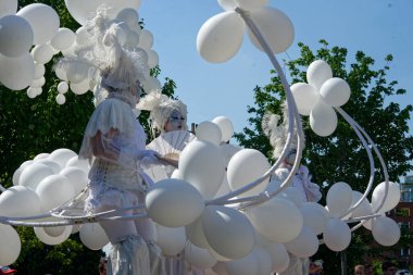 Çağdaş sirk ve sokak tiyatrosunun üç günlük festivali olan BAM Circus, Biblioteca degli Alberi 'nin çimlerine geri döndü.