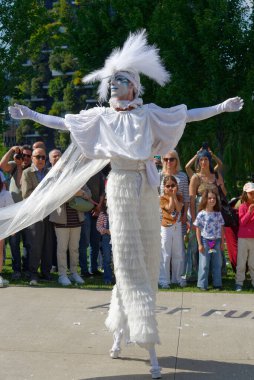 Çağdaş sirk ve sokak tiyatrosunun üç günlük festivali olan BAM Circus, Biblioteca degli Alberi 'nin çimlerine geri döndü.
