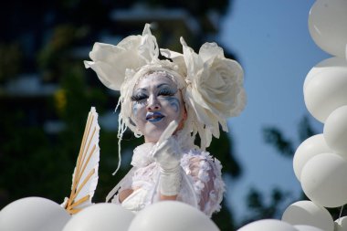 Çağdaş sirk ve sokak tiyatrosunun üç günlük festivali olan BAM Circus, Biblioteca degli Alberi 'nin çimlerine geri döndü.