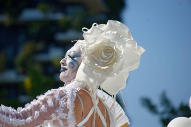 Çağdaş sirk ve sokak tiyatrosunun üç günlük festivali olan BAM Circus, Biblioteca degli Alberi 'nin çimlerine geri döndü.