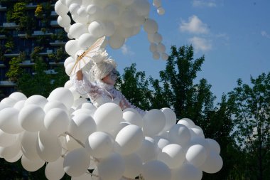 Çağdaş sirk ve sokak tiyatrosunun üç günlük festivali olan BAM Circus, Biblioteca degli Alberi 'nin çimlerine geri döndü.
