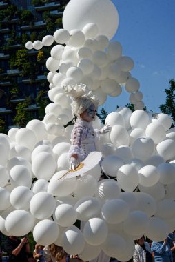 Çağdaş sirk ve sokak tiyatrosunun üç günlük festivali olan BAM Circus, Biblioteca degli Alberi 'nin çimlerine geri döndü.