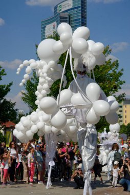 Çağdaş sirk ve sokak tiyatrosunun üç günlük festivali olan BAM Circus, Biblioteca degli Alberi 'nin çimlerine geri döndü.