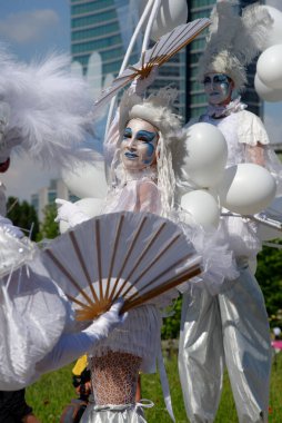 Çağdaş sirk ve sokak tiyatrosunun üç günlük festivali olan BAM Circus, Biblioteca degli Alberi 'nin çimlerine geri döndü.