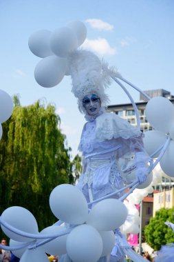 Çağdaş sirk ve sokak tiyatrosunun üç günlük festivali olan BAM Circus, Biblioteca degli Alberi 'nin çimlerine geri döndü.