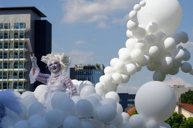 Çağdaş sirk ve sokak tiyatrosunun üç günlük festivali olan BAM Circus, Biblioteca degli Alberi 'nin çimlerine geri döndü.