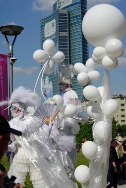 Çağdaş sirk ve sokak tiyatrosunun üç günlük festivali olan BAM Circus, Biblioteca degli Alberi 'nin çimlerine geri döndü.