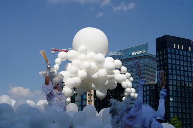 Çağdaş sirk ve sokak tiyatrosunun üç günlük festivali olan BAM Circus, Biblioteca degli Alberi 'nin çimlerine geri döndü.