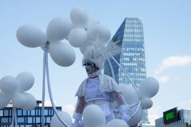 Çağdaş sirk ve sokak tiyatrosunun üç günlük festivali olan BAM Circus, Biblioteca degli Alberi 'nin çimlerine geri döndü.