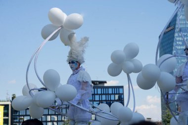 Çağdaş sirk ve sokak tiyatrosunun üç günlük festivali olan BAM Circus, Biblioteca degli Alberi 'nin çimlerine geri döndü.