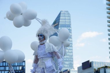 Çağdaş sirk ve sokak tiyatrosunun üç günlük festivali olan BAM Circus, Biblioteca degli Alberi 'nin çimlerine geri döndü.
