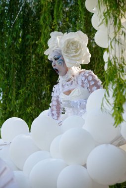 Çağdaş sirk ve sokak tiyatrosunun üç günlük festivali olan BAM Circus, Biblioteca degli Alberi 'nin çimlerine geri döndü.