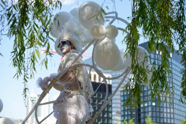 Çağdaş sirk ve sokak tiyatrosunun üç günlük festivali olan BAM Circus, Biblioteca degli Alberi 'nin çimlerine geri döndü.