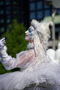 Çağdaş sirk ve sokak tiyatrosunun üç günlük festivali olan BAM Circus, Biblioteca degli Alberi 'nin çimlerine geri döndü.
