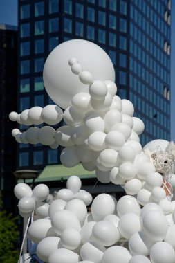 Çağdaş sirk ve sokak tiyatrosunun üç günlük festivali olan BAM Circus, Biblioteca degli Alberi 'nin çimlerine geri döndü.