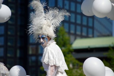 Çağdaş sirk ve sokak tiyatrosunun üç günlük festivali olan BAM Circus, Biblioteca degli Alberi 'nin çimlerine geri döndü.
