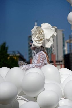 Çağdaş sirk ve sokak tiyatrosunun üç günlük festivali olan BAM Circus, Biblioteca degli Alberi 'nin çimlerine geri döndü.