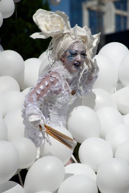 Çağdaş sirk ve sokak tiyatrosunun üç günlük festivali olan BAM Circus, Biblioteca degli Alberi 'nin çimlerine geri döndü.