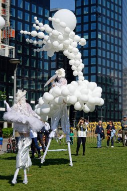 Çağdaş sirk ve sokak tiyatrosunun üç günlük festivali olan BAM Circus, Biblioteca degli Alberi 'nin çimlerine geri döndü.