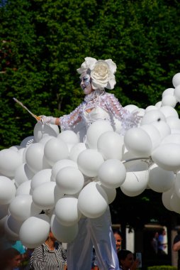 Çağdaş sirk ve sokak tiyatrosunun üç günlük festivali olan BAM Circus, Biblioteca degli Alberi 'nin çimlerine geri döndü.