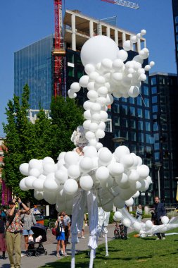 Çağdaş sirk ve sokak tiyatrosunun üç günlük festivali olan BAM Circus, Biblioteca degli Alberi 'nin çimlerine geri döndü.