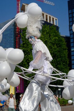 Çağdaş sirk ve sokak tiyatrosunun üç günlük festivali olan BAM Circus, Biblioteca degli Alberi 'nin çimlerine geri döndü.