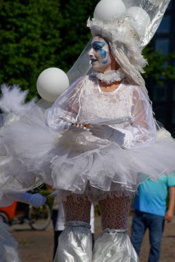 Çağdaş sirk ve sokak tiyatrosunun üç günlük festivali olan BAM Circus, Biblioteca degli Alberi 'nin çimlerine geri döndü.
