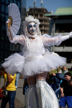 Çağdaş sirk ve sokak tiyatrosunun üç günlük festivali olan BAM Circus, Biblioteca degli Alberi 'nin çimlerine geri döndü.